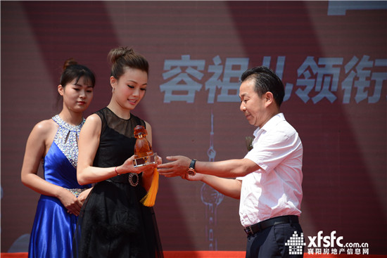 山河集團(tuán)黨委副書記余新平與容祖兒互贈禮品.jpg